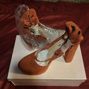 New never worn before size 8 JustFab Pumps.